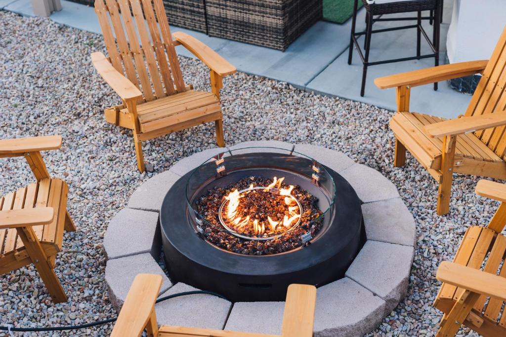 Foto de la galería de Heated Pool, Hot Tub, Plunge, Game Room, and Kid's Toys! en Joshua Tree