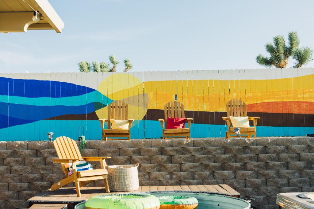 Foto de la galería de Heated Pool, Hot Tub, Plunge, Game Room, and Kid's Toys! en Joshua Tree