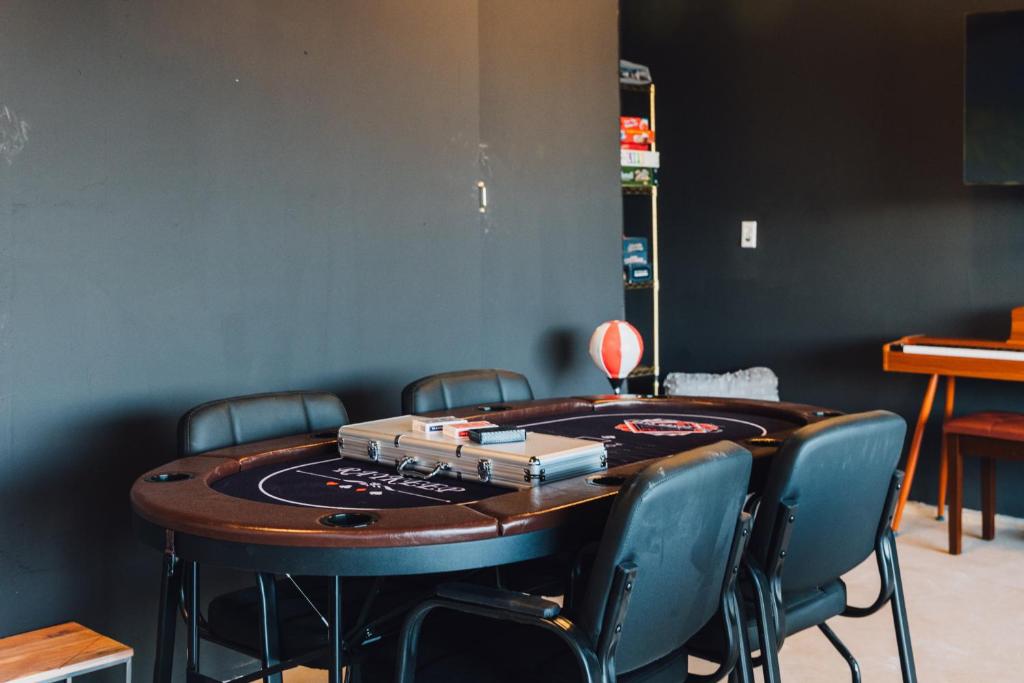 Foto de la galería de Heated Pool, Hot Tub, Plunge, Game Room, and Kid's Toys! en Joshua Tree