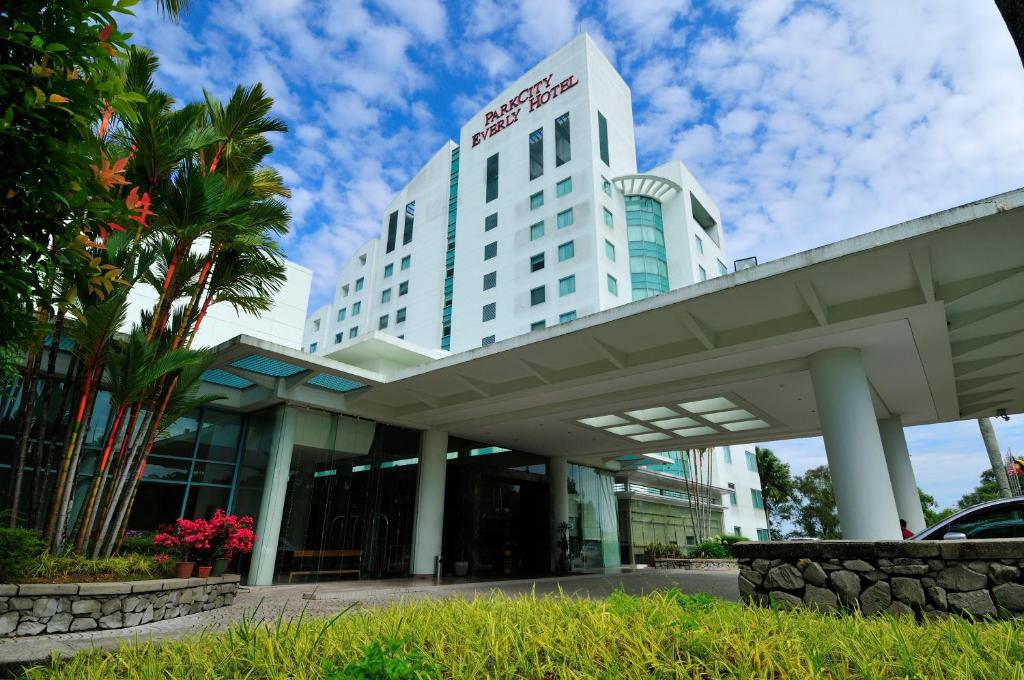 ein weißes Gebäude mit einem Schild darüber in der Unterkunft Parkcity Everly Hotel Bintulu in Bintulu