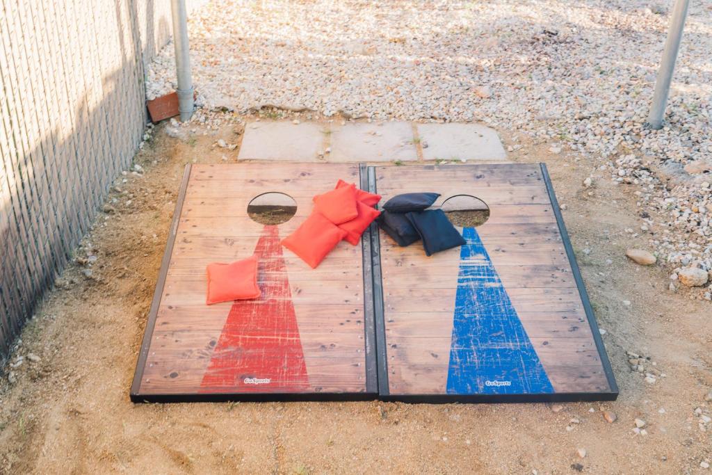 Foto de la galería de Heated Pool, Hot Tub, Plunge, Game Room, and Kid's Toys! en Joshua Tree