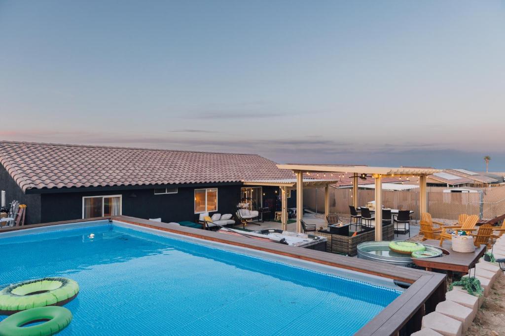 Foto de la galería de Heated Pool, Hot Tub, Plunge, Game Room, and Kid's Toys! en Joshua Tree