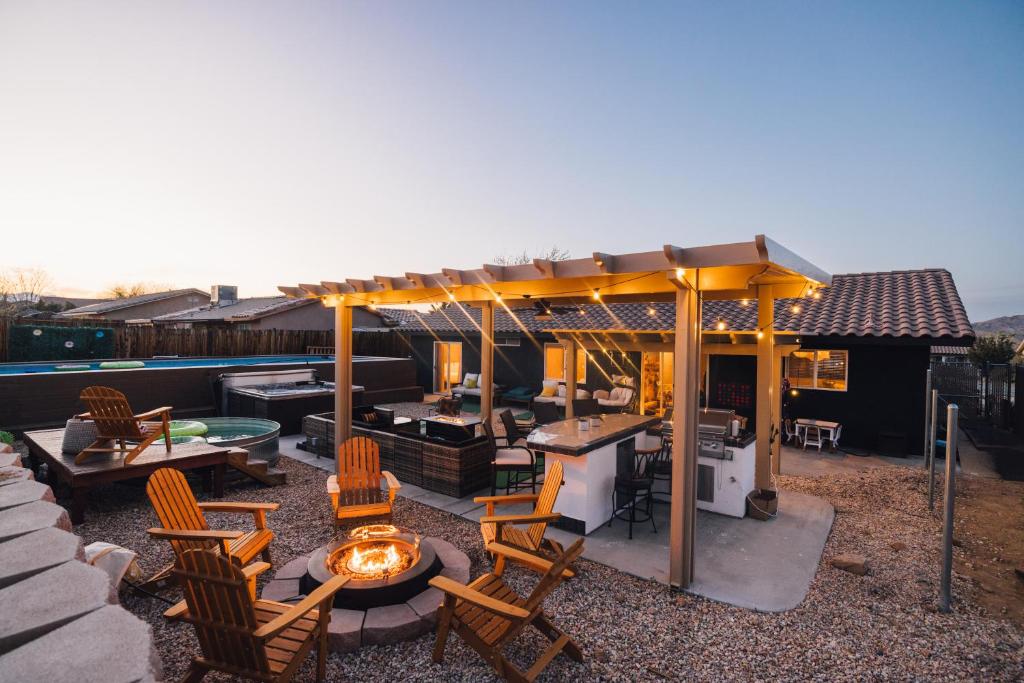 Foto de la galería de Heated Pool, Hot Tub, Plunge, Game Room, and Kid's Toys! en Joshua Tree