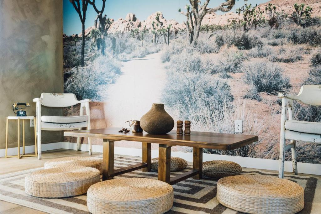 Foto de la galería de Heated Pool, Hot Tub, Plunge, Game Room, and Kid's Toys! en Joshua Tree