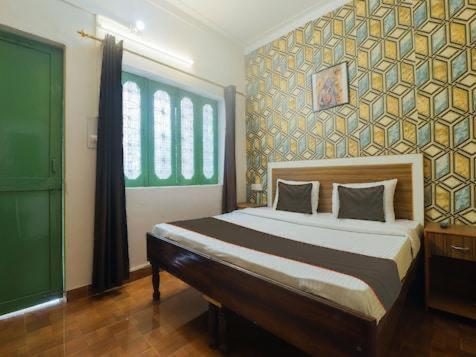 um quarto com uma cama grande num quarto em The Roxxy Royal Resort em Rishikesh