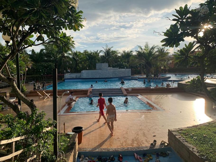 - un groupe de personnes dans la piscine d'un complexe dans l'établissement Biệt thự biển Mũi Né - Villa Muine Domaine - Sea View, à Phan Thiết