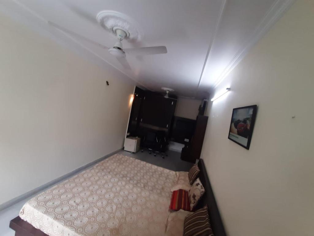 - une chambre avec un lit et un plafond dans l'établissement raminder singh ghai, à Jaipur