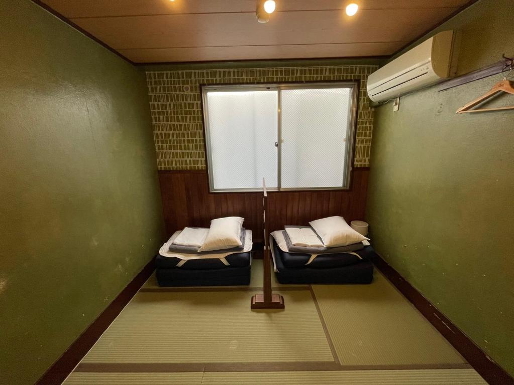 Postel nebo postele na pokoji v ubytování Shinagawa-shuku Guest House & Tours