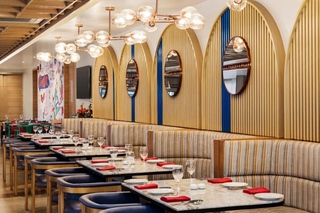 Restaurace v ubytování Ramada Encore by Wyndham Siliguri Sevoke Road