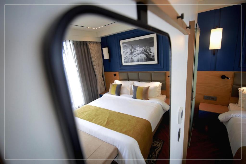 Postel nebo postele na pokoji v ubytování Ramada Encore by Wyndham Siliguri Sevoke Road