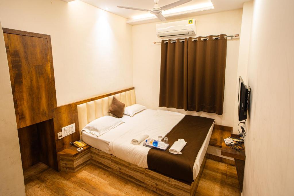 En eller flere senge i et værelse på Hotel Khajanchi