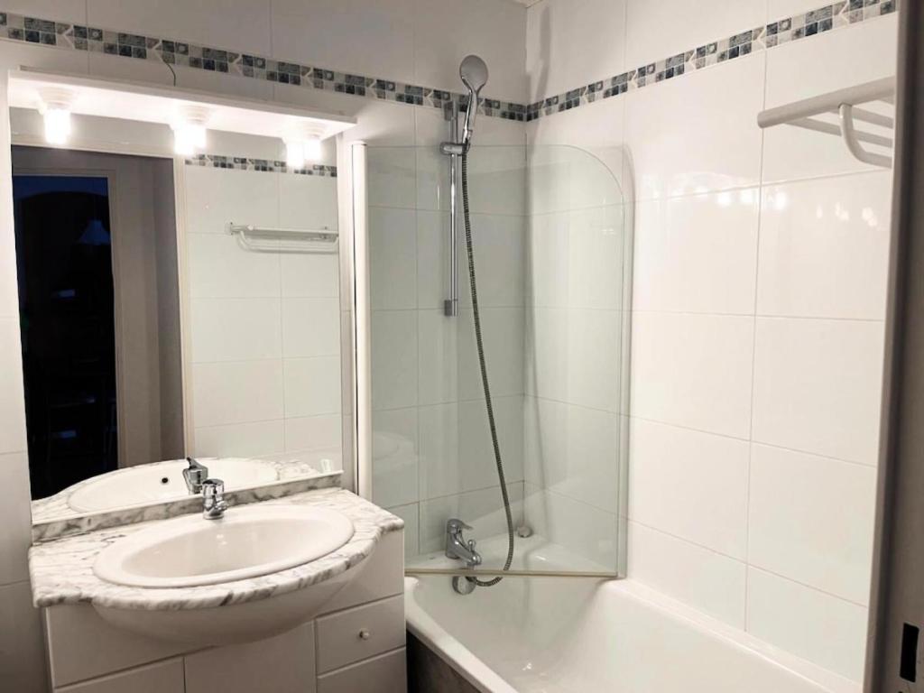 biała łazienka z umywalką i prysznicem w obiekcie Résidence Pic Du Midi - APT n°116- Rez de chaussée - Bâtiment GAVARNIE MAE-8744 w mieście La Mongie