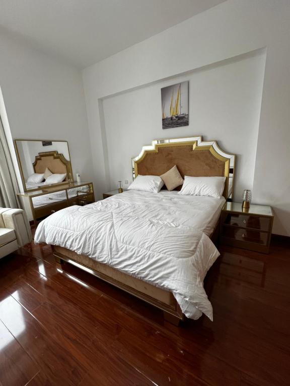 Experience Best of Dubai with our luxurious Room Unit tesisinde bir odada yatak veya yataklar