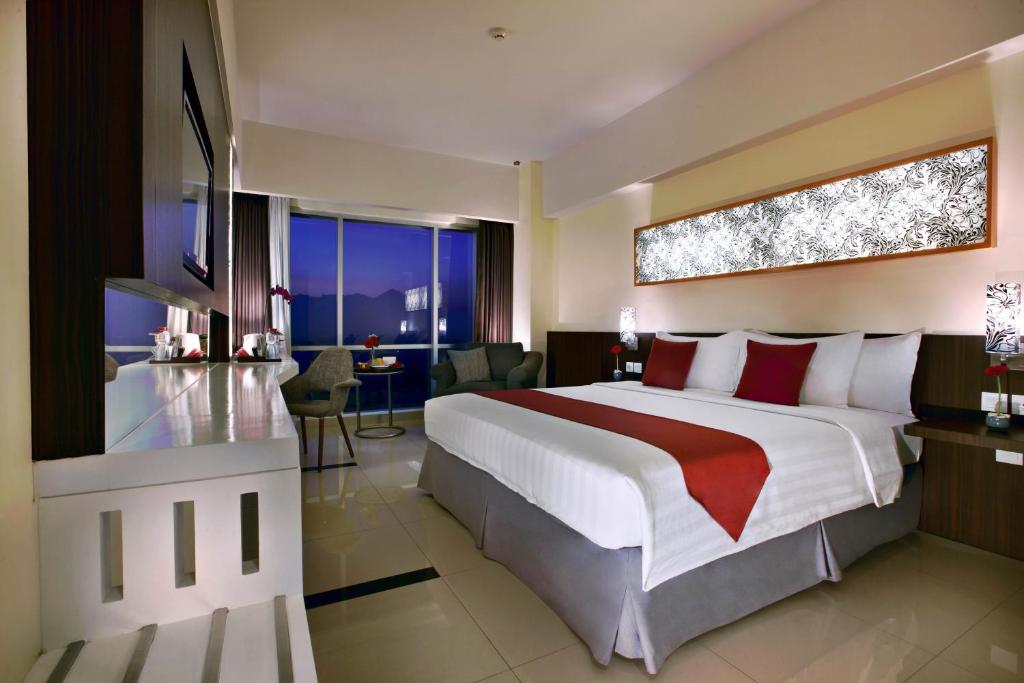 Postel nebo postele na pokoji v ubytování Atria Hotel Malang