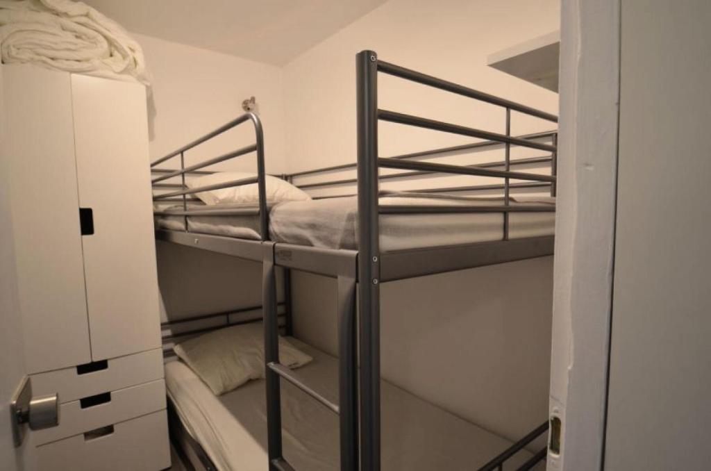 a couple of bunk beds in a small room at Résidence Villaret - Studio pour 4 Personnes 194 in Les Menuires