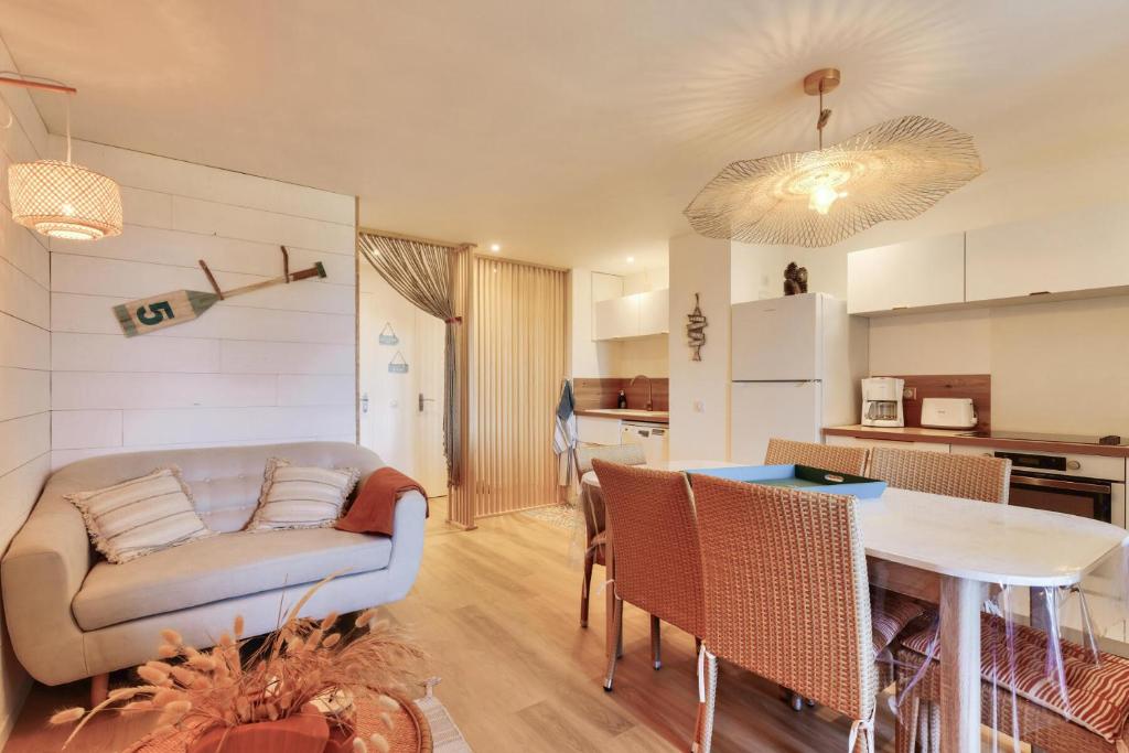 un salon et une cuisine avec un canapé et une table dans l'établissement Résidence Port Bourgenay - maeva Home - Appartement 4 pièces 6 personnes - Exclusive - super Home MAE-8814, à Talmont-Saint-Hilaire