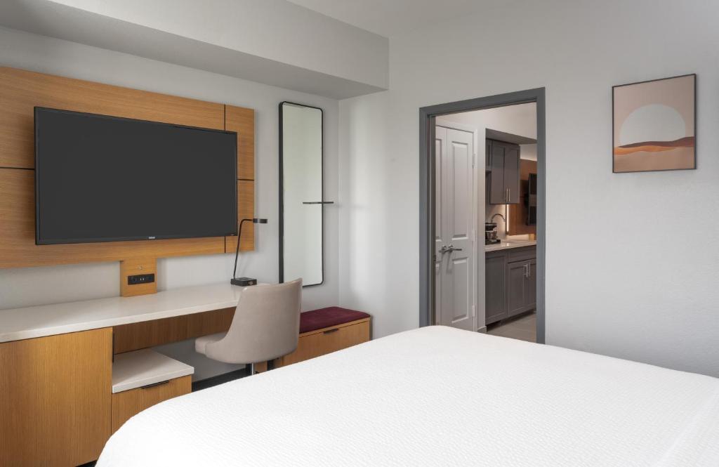 DoubleTree by Hilton Houston Westchase - Suite King De Un Dormitorio Con Bañera De Baño - Movilidad Accesible