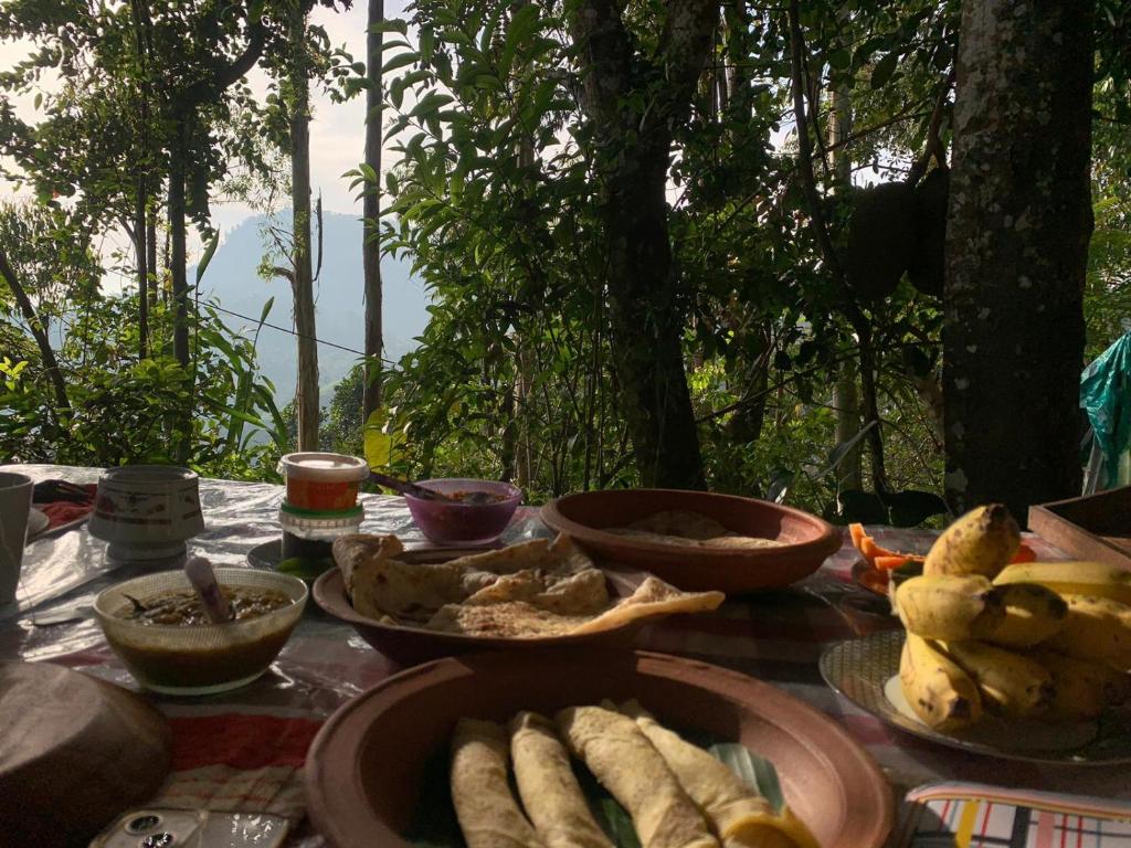 una mesa con tazones de comida encima en Himansa Homestay, en Ella