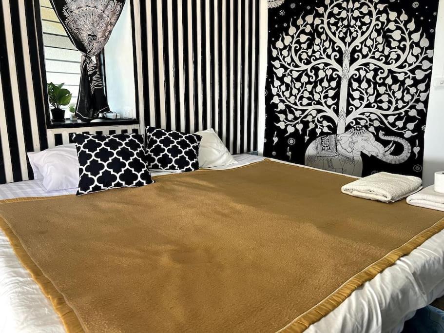 - une chambre avec un grand lit et un mur noir et blanc dans l'établissement Sunset Serenity Cove (11), à Ko Pha Ngan