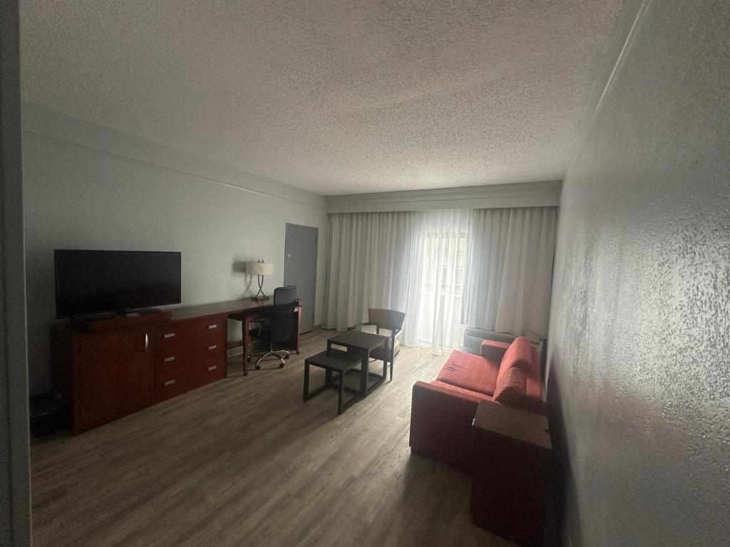 Super 8 by Wyndham Dallas Love Field Airport - Deluxe King Room - Non-fumeur