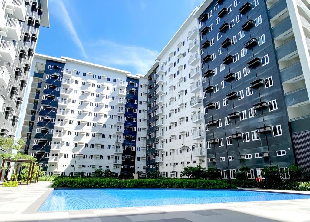 un condominio con piscina di fronte di Casa Aria @ SMDC Charm Residences a Manila