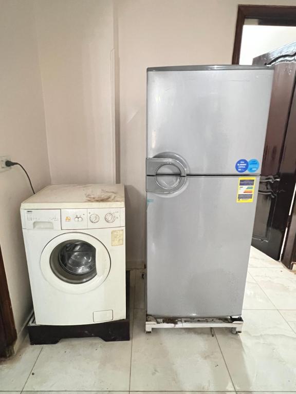 - un réfrigérateur et un lave-linge dans la chambre dans l'établissement River view, à Jazīrat al ‘Awwāmīyah