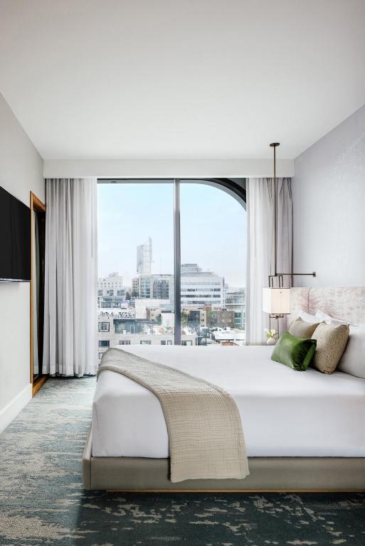 Dream Hollywood, by Hyatt - One-Bedroom King Suite Platinum With Balcony