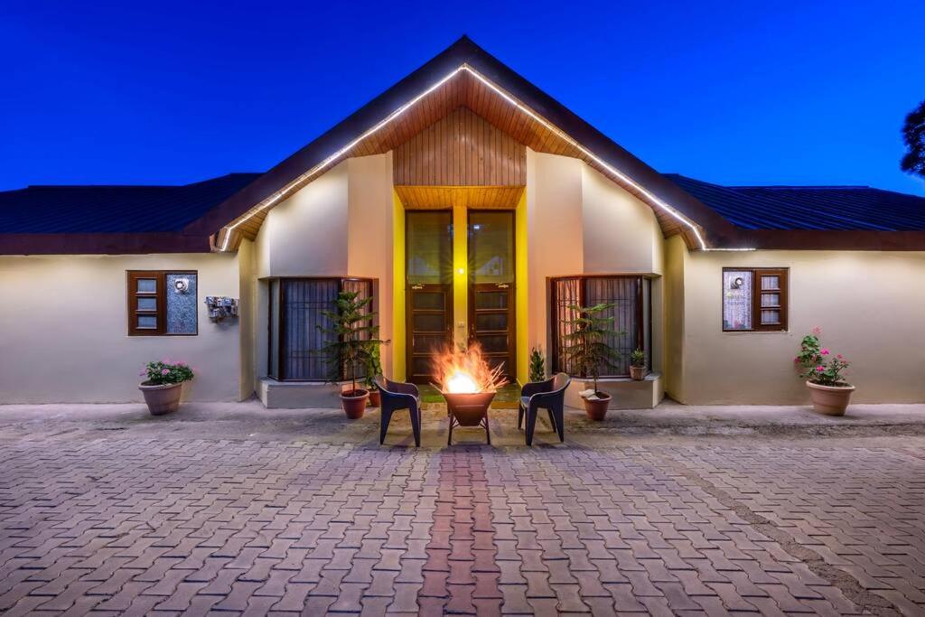 3 Br Harrington Villa Kitchen Living room AC, Kasauli (updated prices 2024)