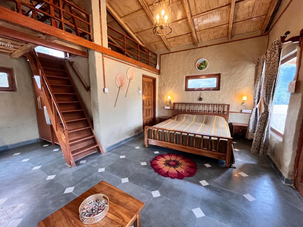 um quarto no sótão com uma cama e uma escada em My Mom's Village 70 Kms from Ayodhya em Phūlpur