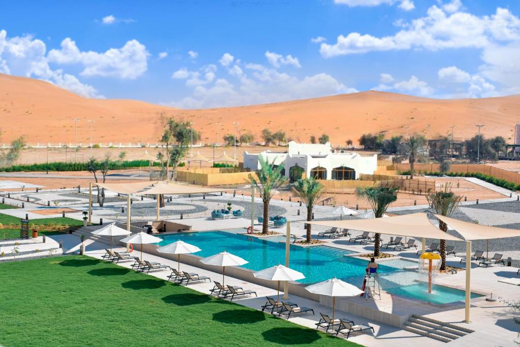 eine Luftansicht eines Resorts in der Wüste in der Unterkunft Western Hotel Liwa in Liwa