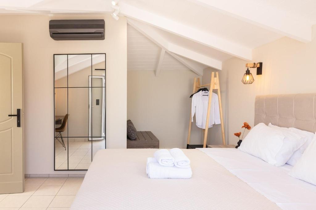 Postel nebo postele na pokoji v ubytování Manthos Beachfront Apartments