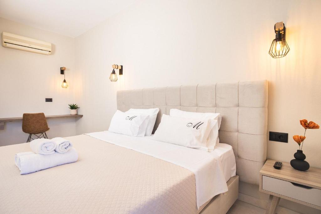 Postel nebo postele na pokoji v ubytování Manthos Beachfront Apartments