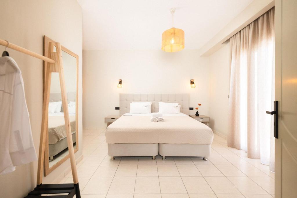 Postel nebo postele na pokoji v ubytování Manthos Beachfront Apartments