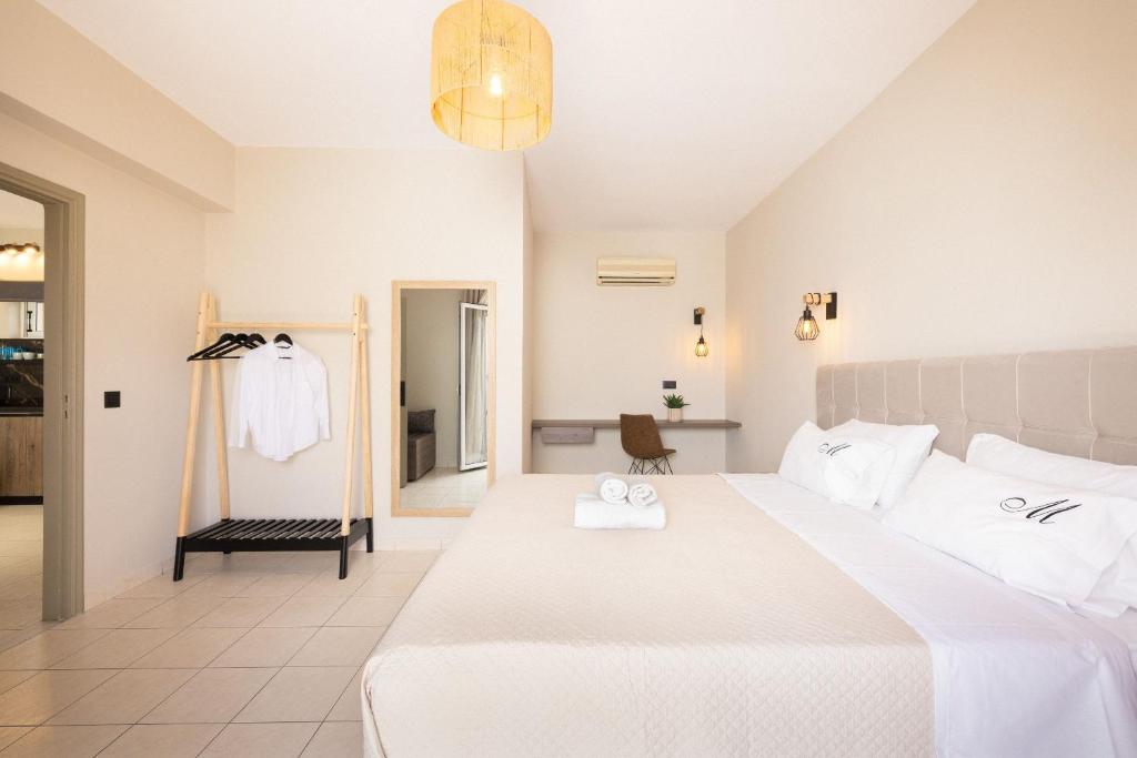 Postel nebo postele na pokoji v ubytování Manthos Beachfront Apartments
