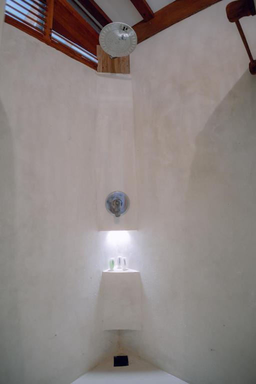 Island View Bar & Bungalow - 7