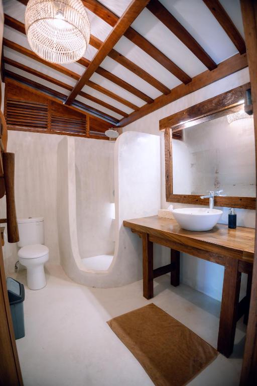 Island View Bar & Bungalow - 8