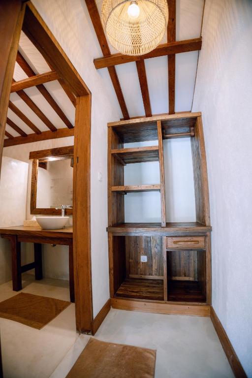 Island View Bar & Bungalow - 4