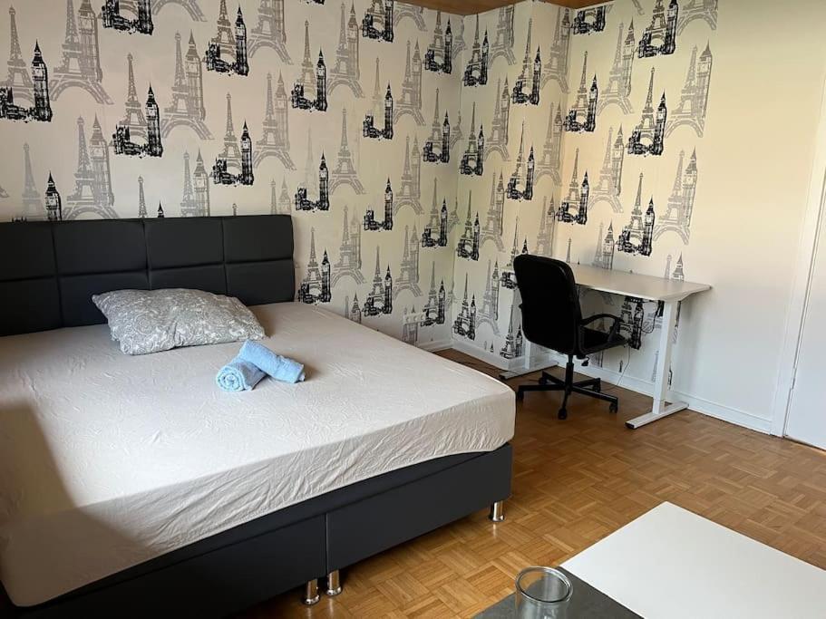 a bedroom with a bed and a desk with a chair at Haus mit 3 Schlafzimmer 3 großen Doppelbetten für bis zu 6 Personen in Garbsen