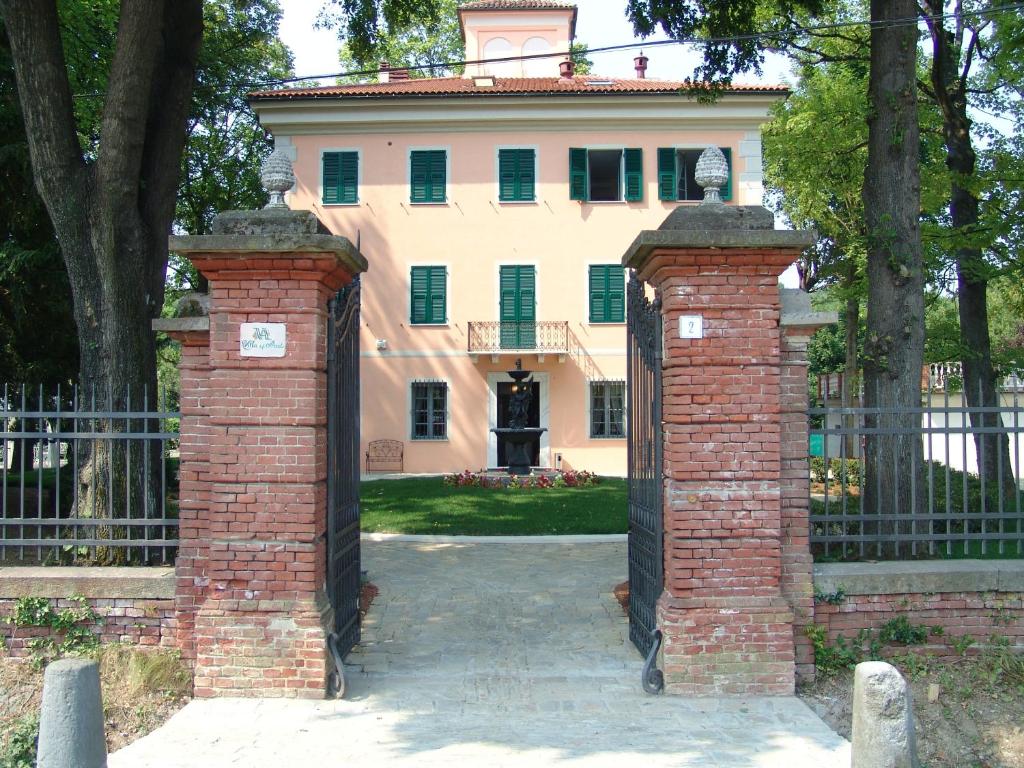 una entrada a una casa con una puerta de ladrillo en B&B Villa degli Aceri, en Carcare