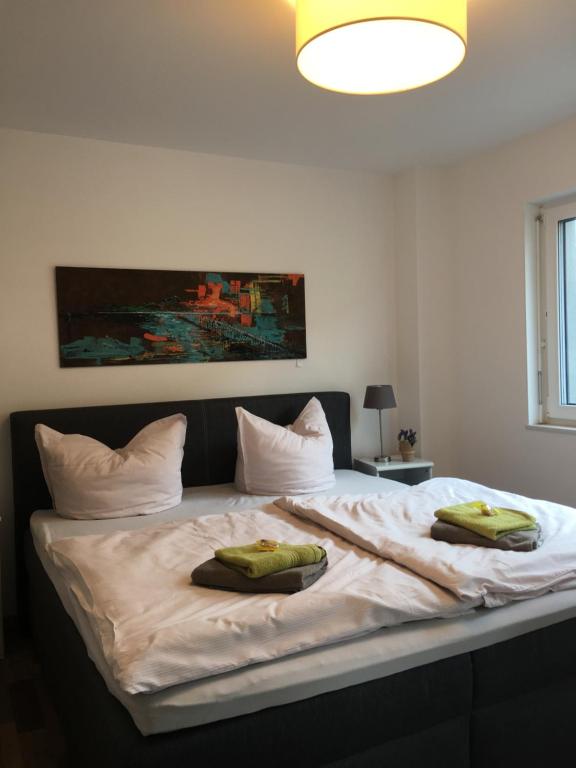 een slaapkamer met een groot bed met 2 kussens erop bij Ferienwohnung Bodensee Nenzingen Hegau in Orsingen-Nenzingen