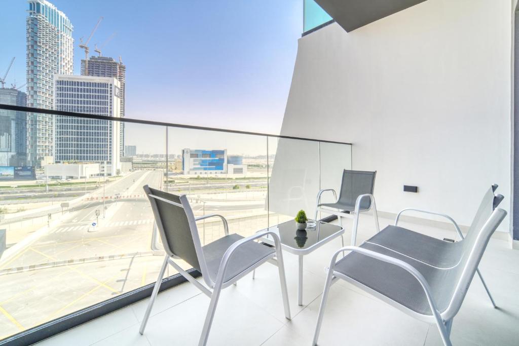 balcón con sillas y vistas a la ciudad en Burj Khalifa Poolside, Canal Boardwalk, Parking en Dubái