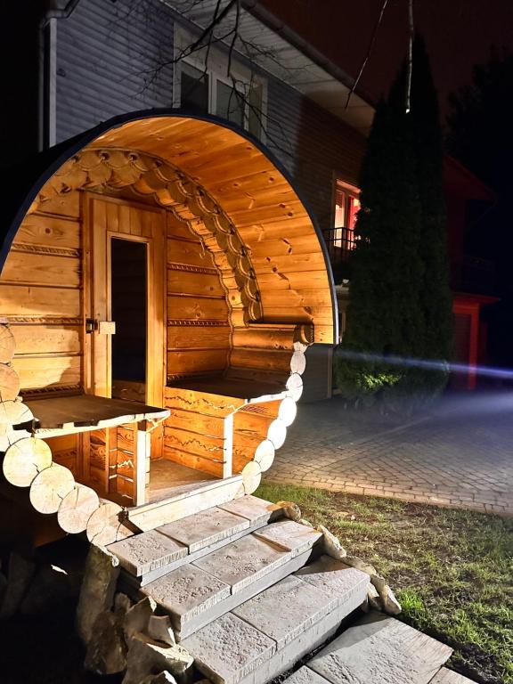 einer Holzhütte mit einem Feuerlöschschlauch in der Unterkunft Podkarpacka 50 in Rzeszów