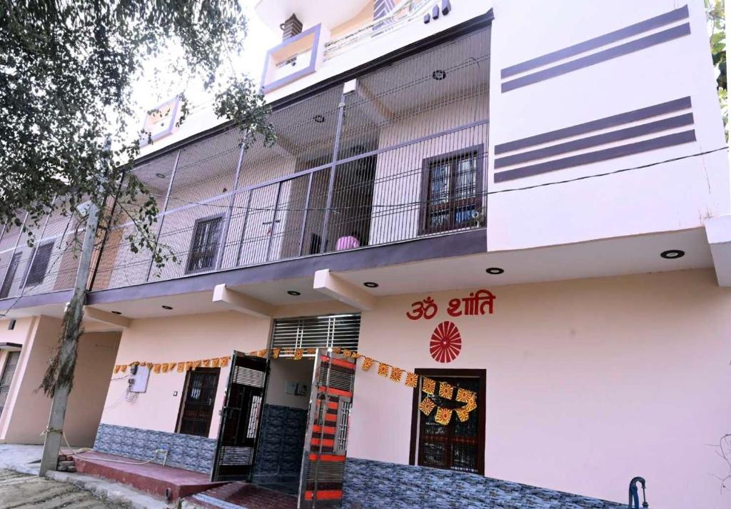 un edificio con un cartel en el costado en OYO Home Om Shanti Palace en Ayodhya
