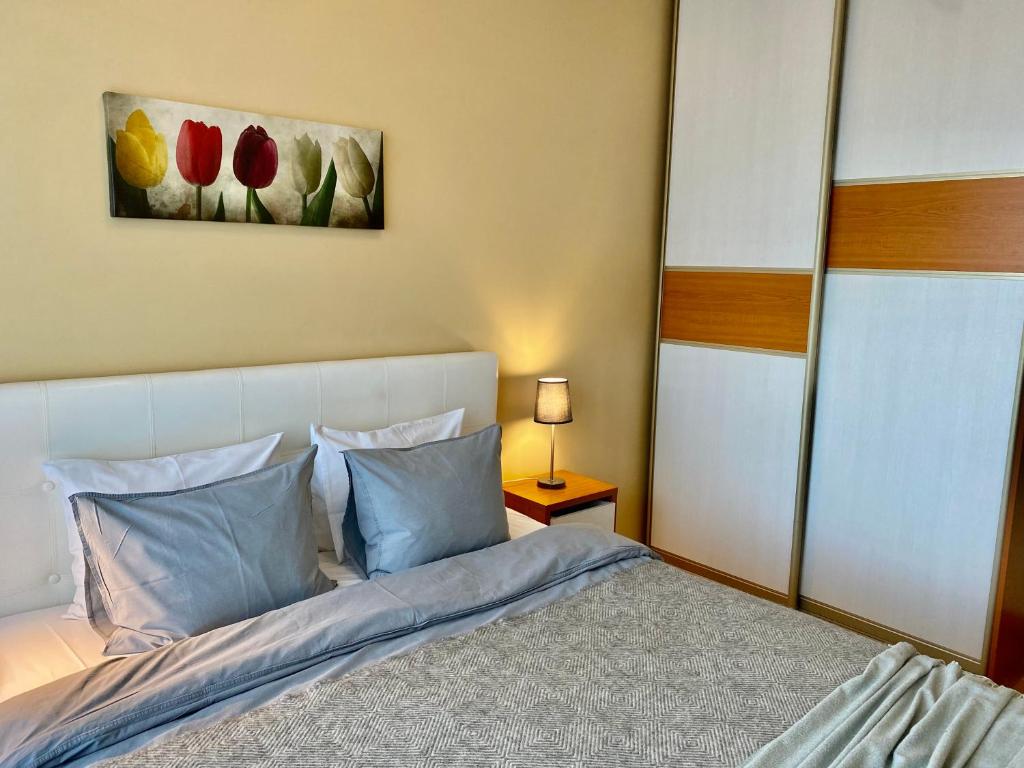 Postel nebo postele na pokoji v ubytování Cozy Foorum Apartment - Tallinn City Centre