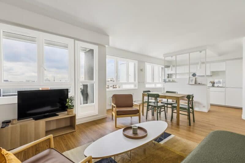 un salon avec un canapé et une table et une cuisine dans l'établissement Apt neuf entierement equipe 4 pax - Faidherbe, à Paris