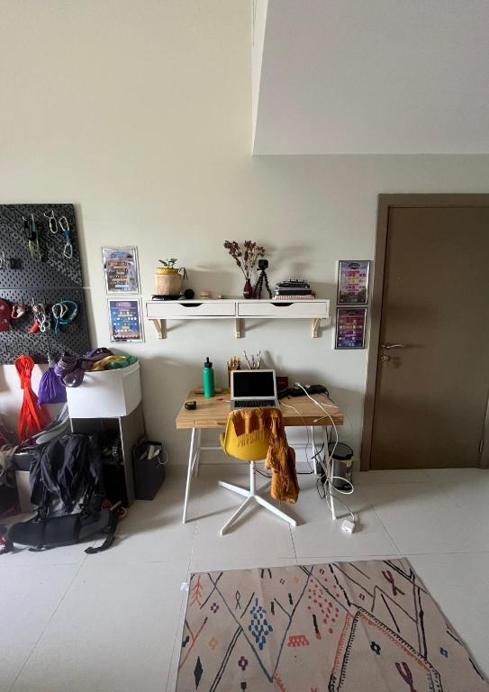 Pokój z biurkiem z laptopem w obiekcie City Compass Living w Dubaju