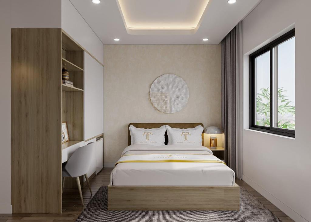 - une chambre avec un grand lit et un bureau dans l'établissement Phương Mai Hotel Đà Lạt, à Đà Lạt