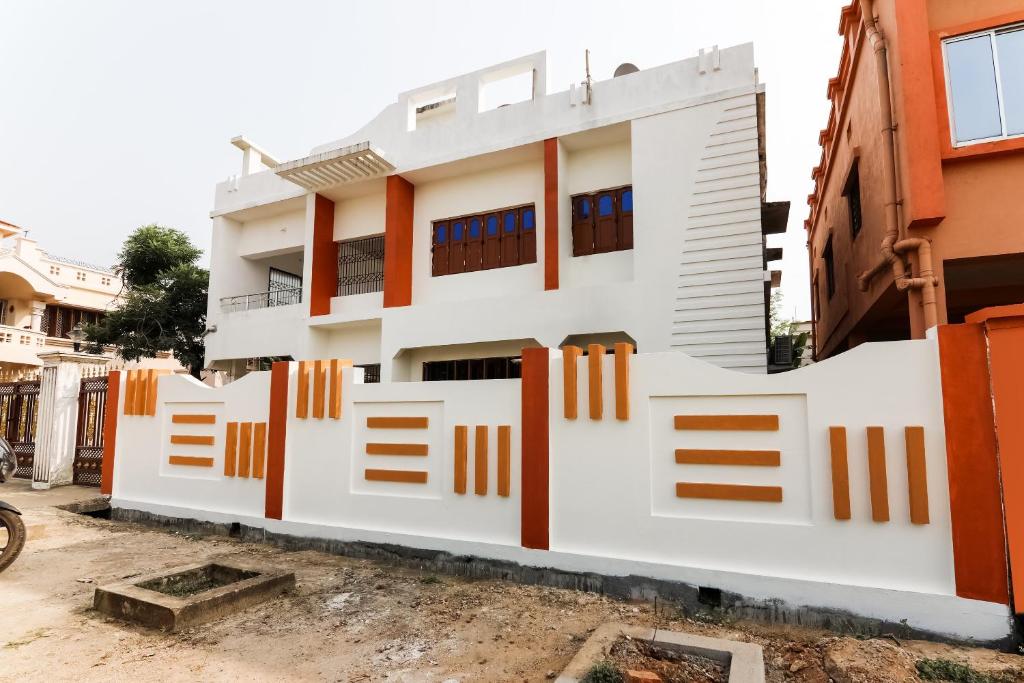 una casa en construcción en una calle en OYO Flagship Sunshine 2, en Khandagiri