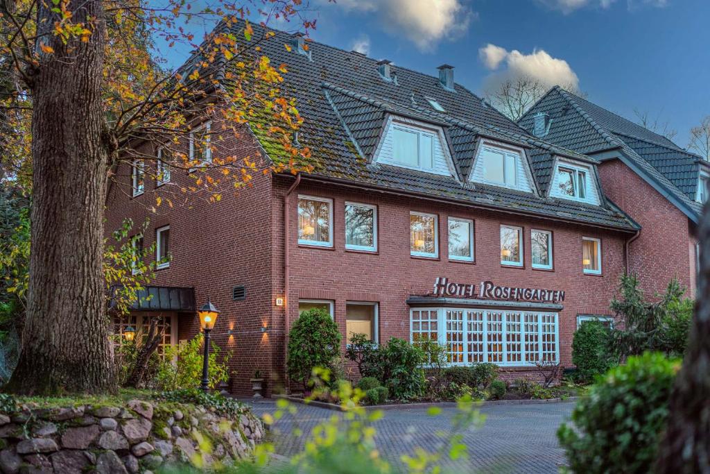 ein rotes Backsteingebäude mit einem Hotelrestaurant in der Unterkunft Hotel Rosengarten in Hamburg