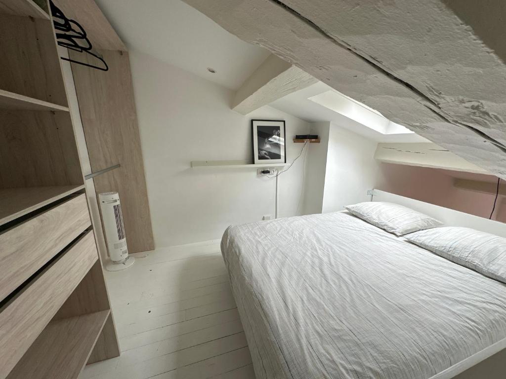 - une chambre avec un lit blanc dans l'établissement Studio Cosy rue Sainte/St Victor, à Marseille